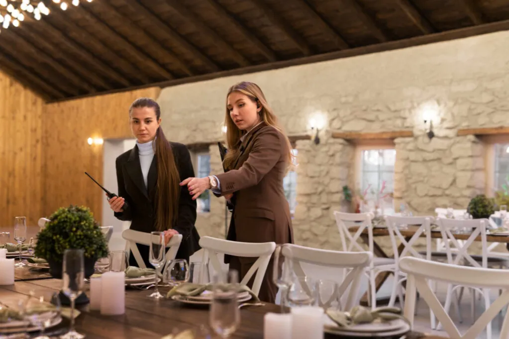 Zdjęcie Jak usadzić gości przy stole, aby uniknąć konfliktów i zadbać o komfort