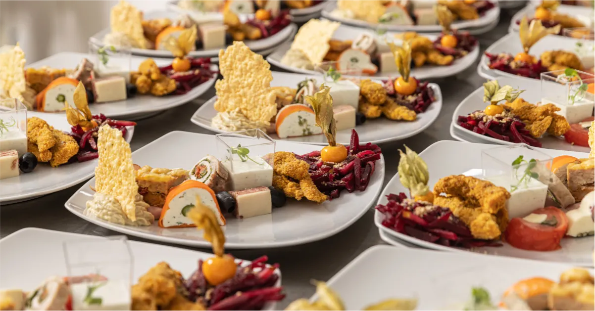 Zdjęcie Catering ile za osoby: jakie ceny i co wpływa na koszty?
