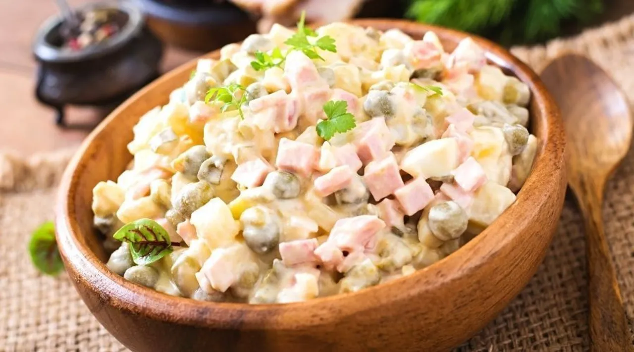 Sałatka jarzynowa z szynką i groszkiem, kremowa i pyszna. Szukasz pomysłu, czym zastąpić majonez w sałatce warzywnej?