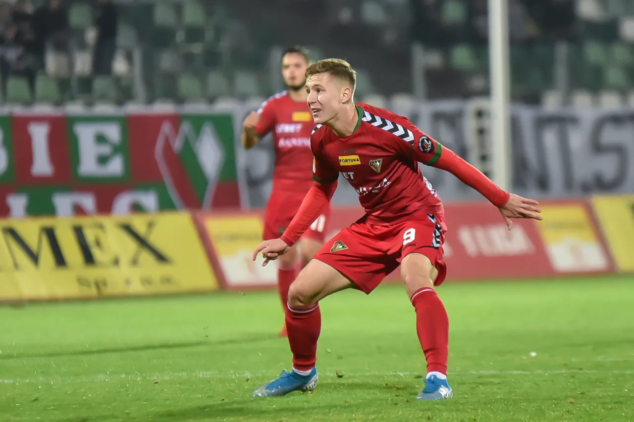 Piłkarz biegnący po boisku z GPS