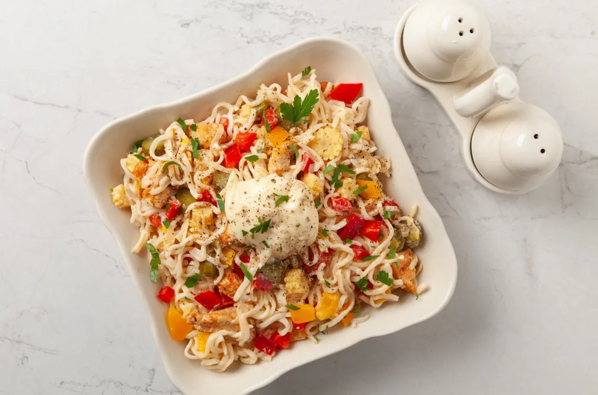 sałatka z zupek chińskich makaron kruszony vs zalany