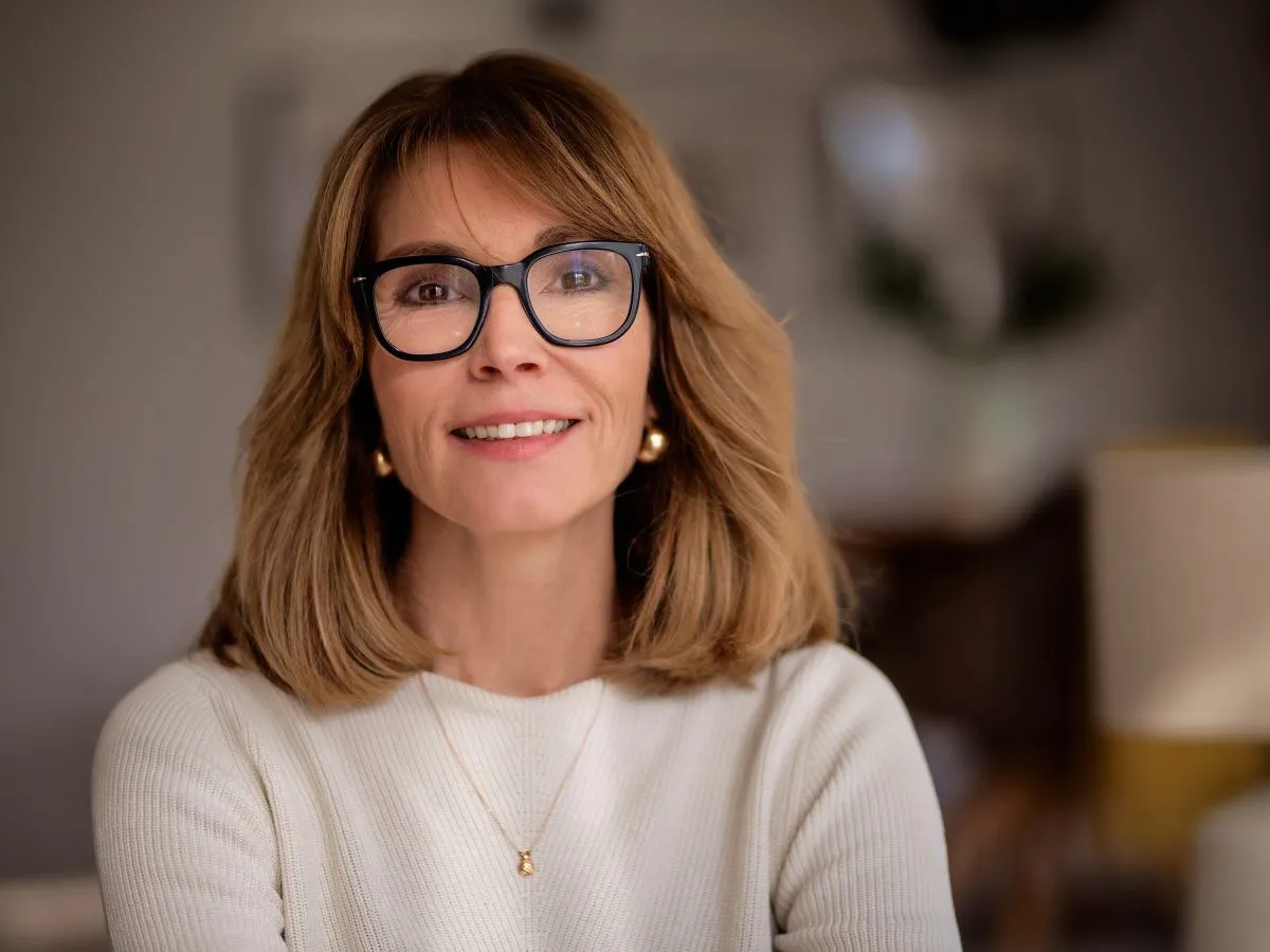 kobieta po 50 z młodzieńczym kolorem włosów