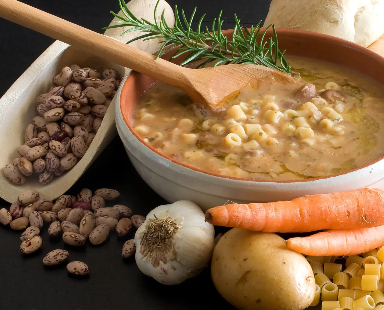 minestra di fagioli tradizionale con ingredienti
