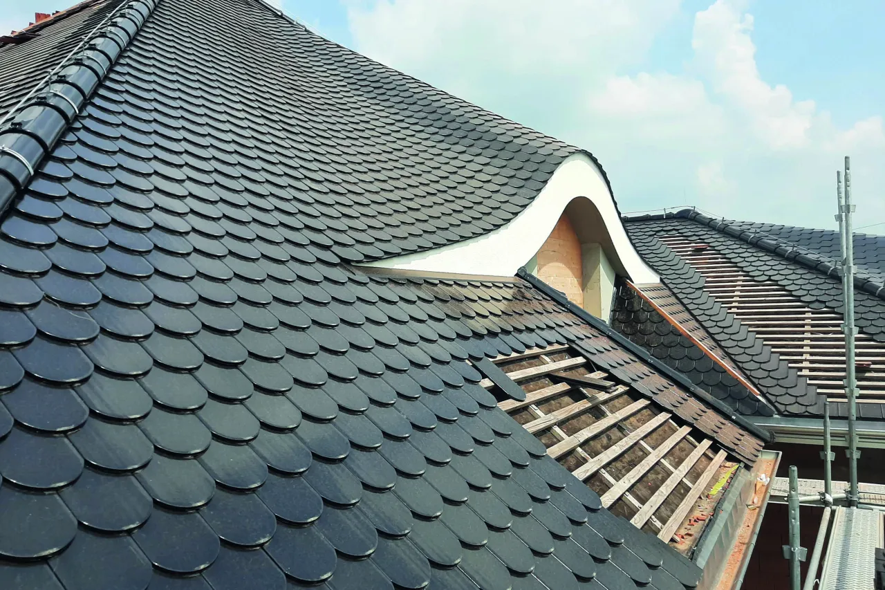 Tabela porównująca koszty robocizny dekarskiej 2026 dla różnych pokryć