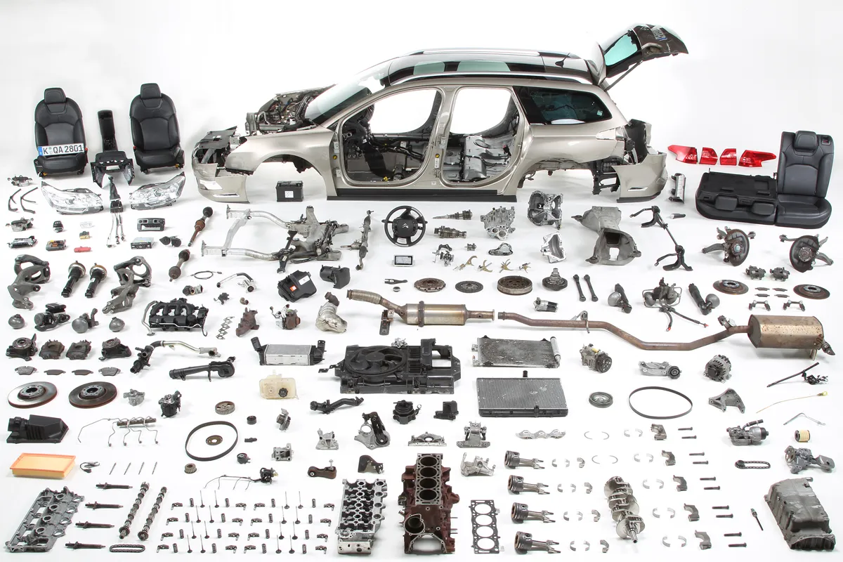 pièces détachées automobiles d'occasion variées (moteur, phare, carrosserie)