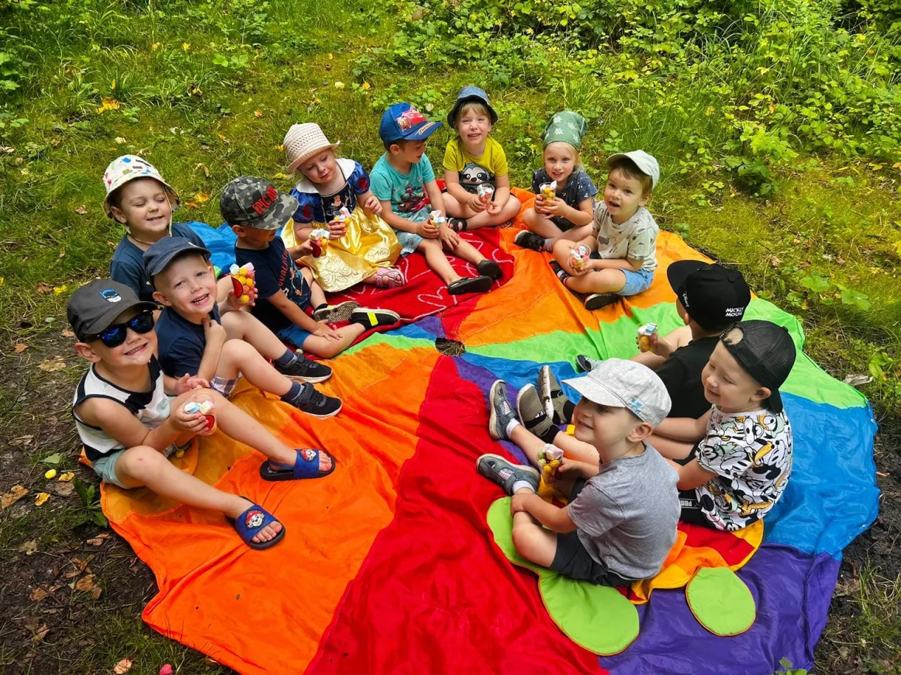 dzieci bawiące się w nowoczesnym żłobku