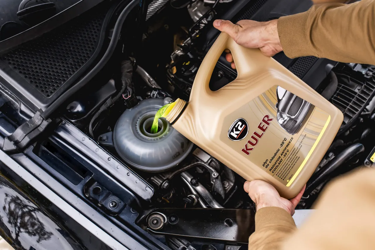 zbiorniczek wyr&oacute;wnawczy płynu chłodniczego w samochodzie