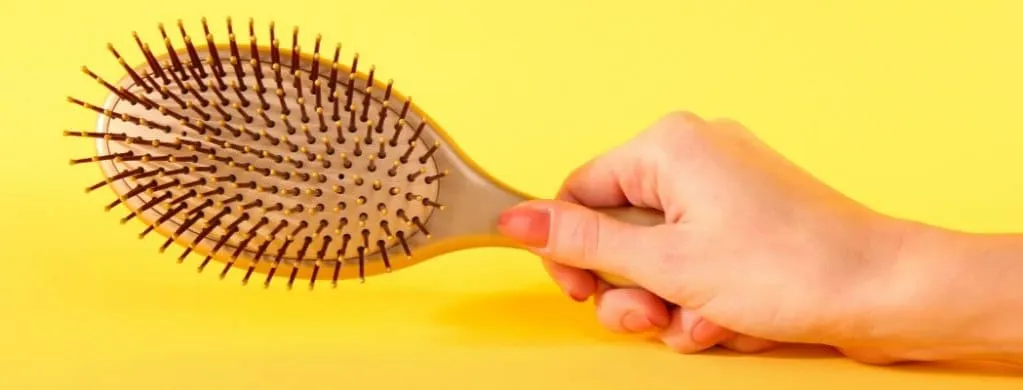 Jak czyścić szczotkę do włos&oacute;w instrukcja