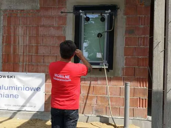 sprawdzanie szczelności okien podczas odbioru