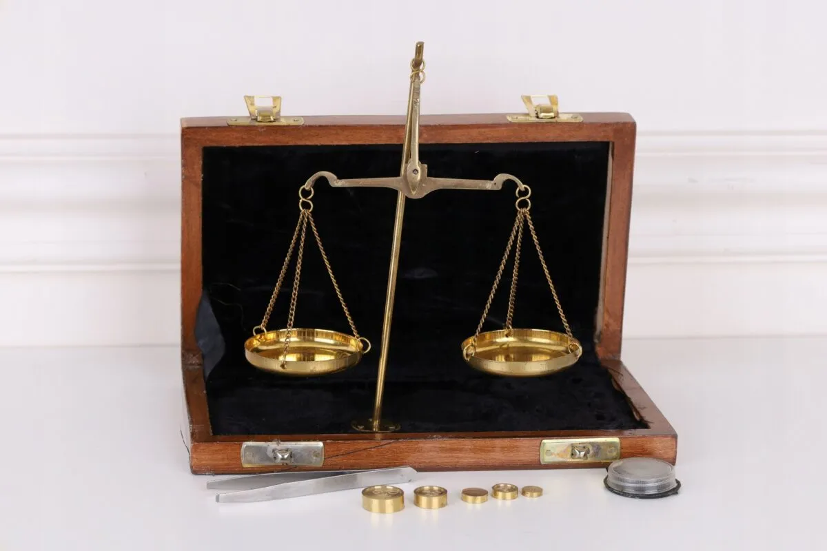 Waga szalkowa pieniądze vs dokumenty