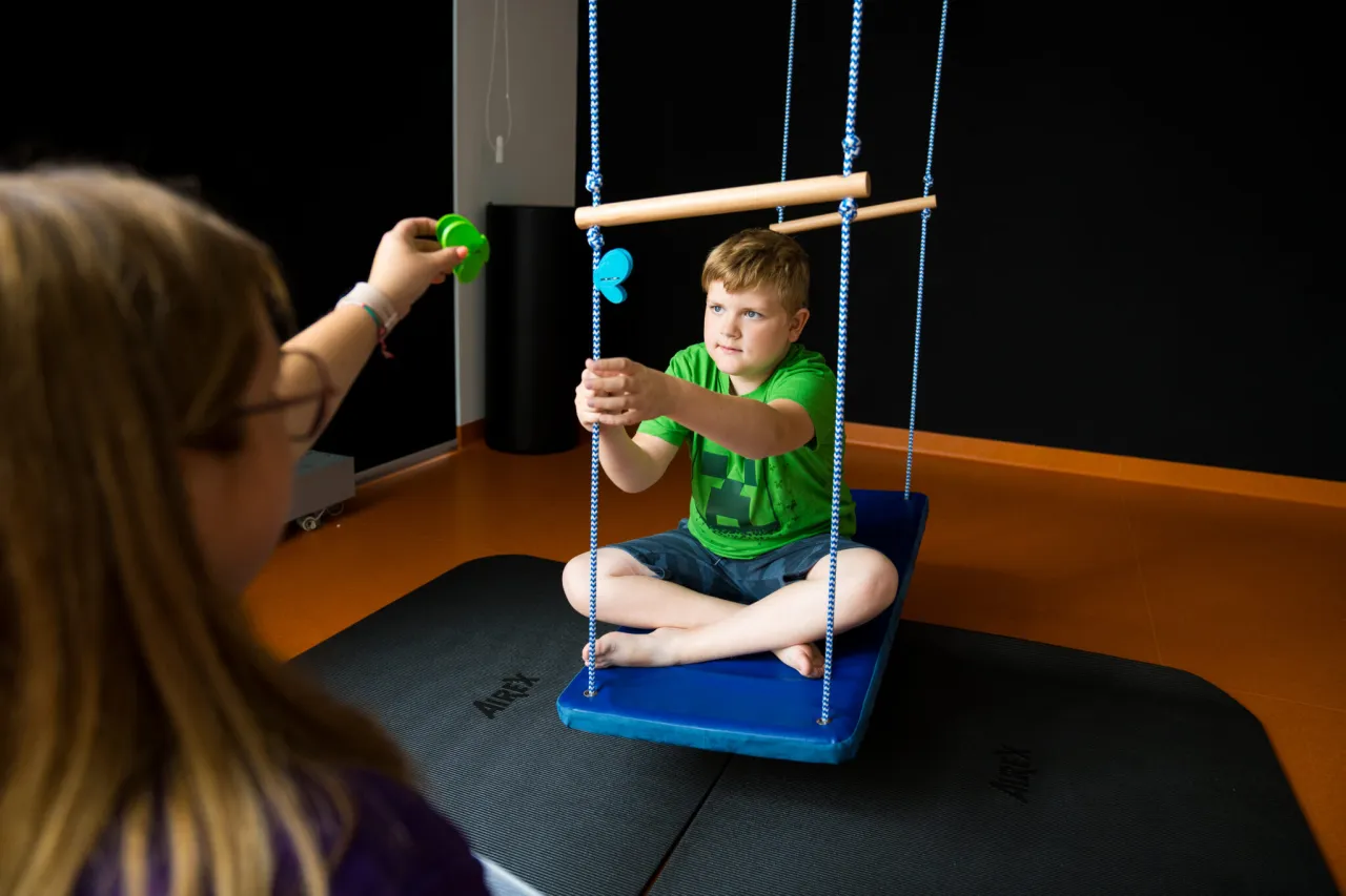 Dziecko na huśtawce sensorycznej