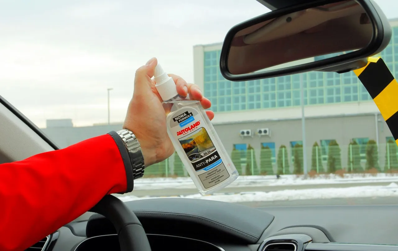 Ręka trzyma butelkę z preparatem 