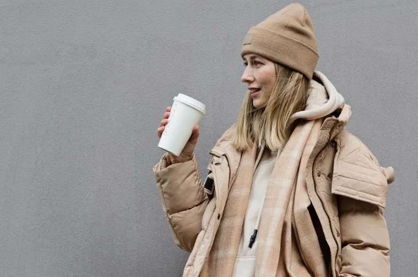 Beżowa kurtka stylizacje z czapką