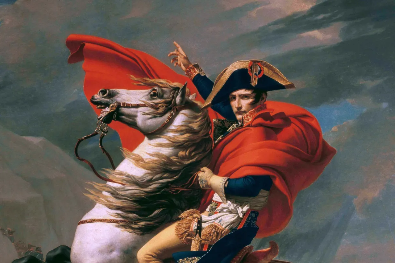 Portret w malarstwie: Napoleon na koniu, w czerwonej pelerynie, wskazuje drogę. Dynamiczna kompozycja, burzowe niebo.