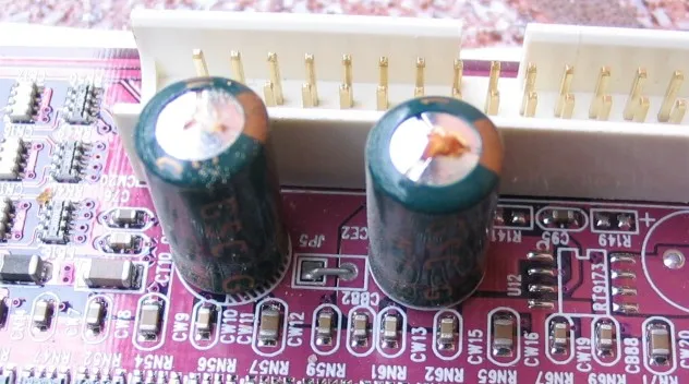 Uszkodzony kondensator wizualne oznaki