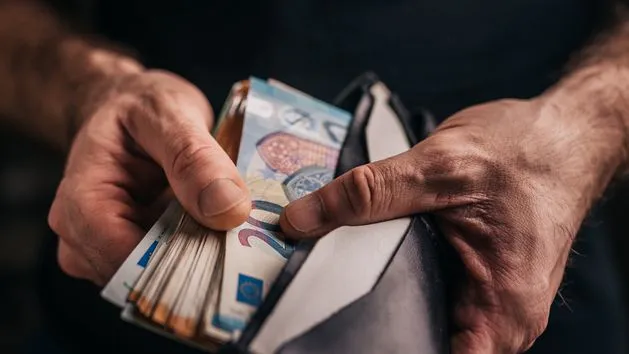 Kara grzywny za niezgłoszenie got&oacute;wki, symbol konfiskaty pieniędzy