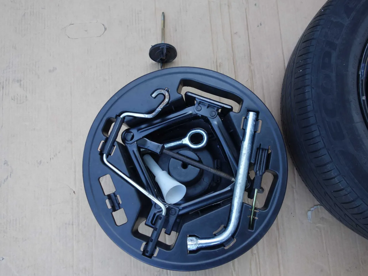 Fiat Doblo koło zapasowe pod podłogą mechanizm