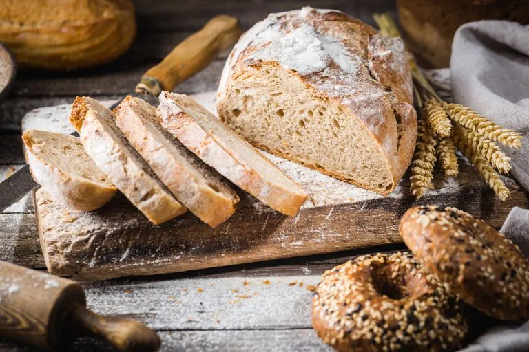 Zdjęcie Ile kcal ma kromka chleba żytniego? Zaskakujące fakty o kaloriach