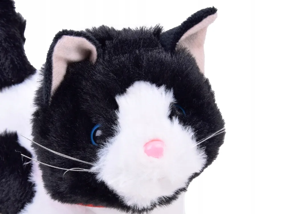 kot gryzący rękę zabawka