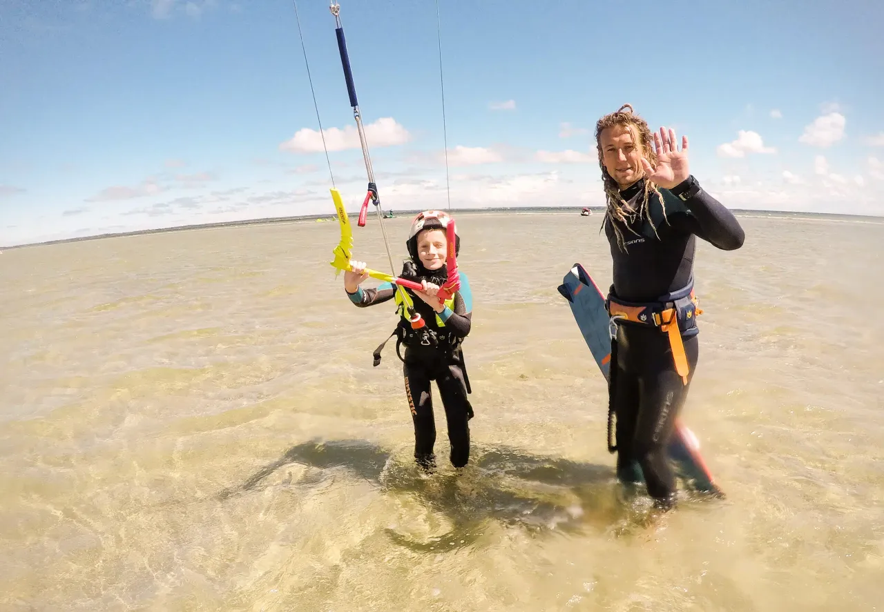 instruktor kitesurfingu z uczniem