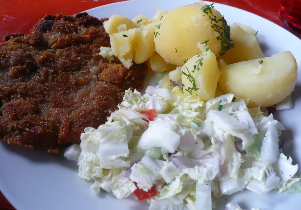 Schabowy z ziemniakami i surówką z kapusty pekińskiej – idealne połączenie, które pasuje do schabowego.