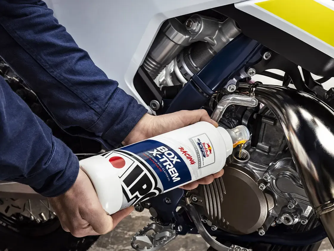 Zdjęcie Najlepsze oleje Motul 2T – wybierz idealny produkt dla swojego silnika