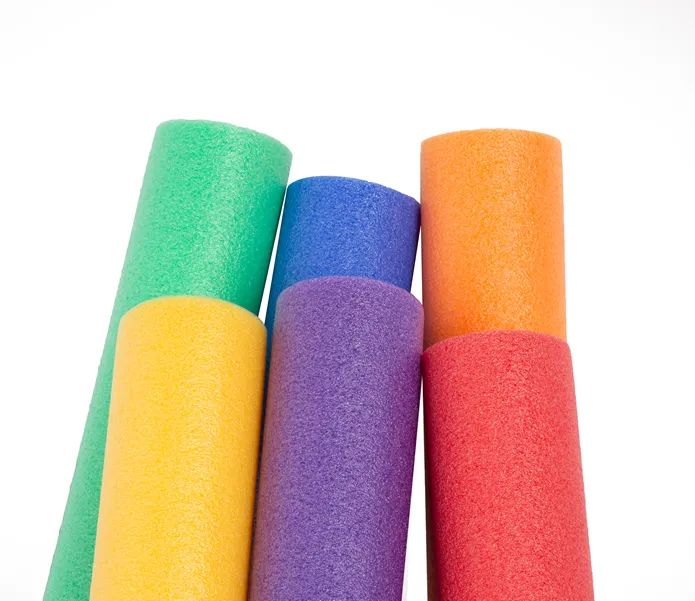 Rodzaje makaronów do pływania, makaron z otworami, makaron piankowy