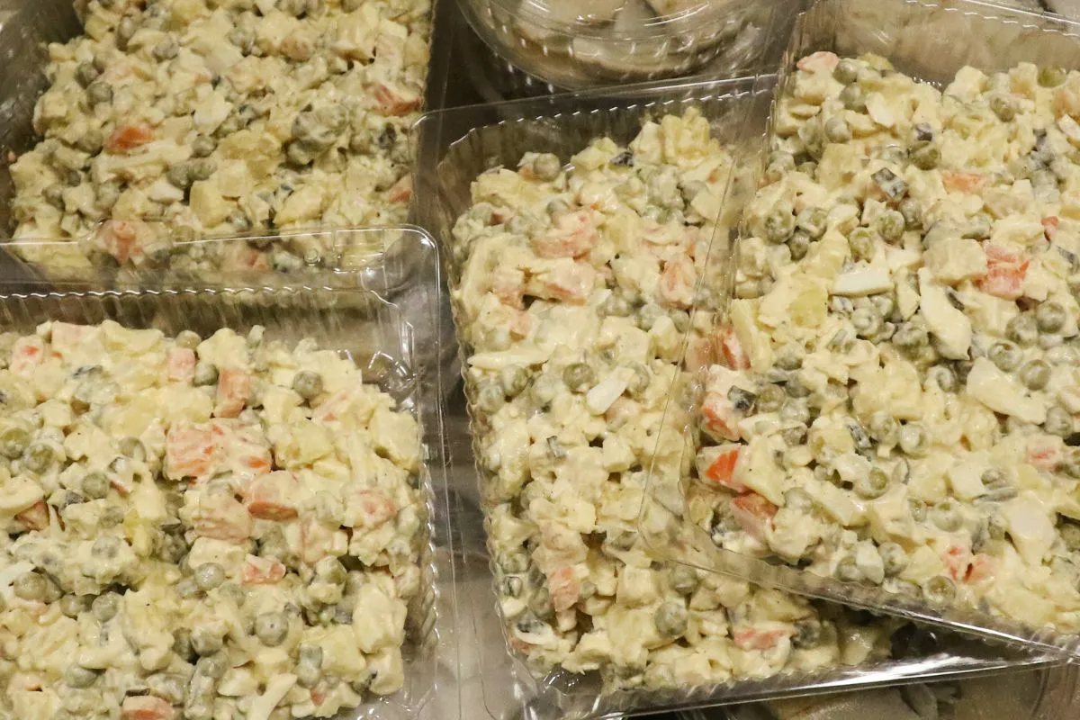 Zepsuta sałatka jarzynowa, nieświeży wygląd