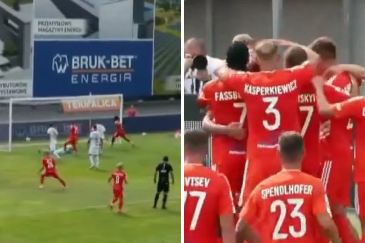 Piłkarze w czerwonych strojach świętują bramkę. Na boisku trwa mecz, kt&oacute;ry może decydować, kto z kim w ostatniej kolejce ekstraklasy.