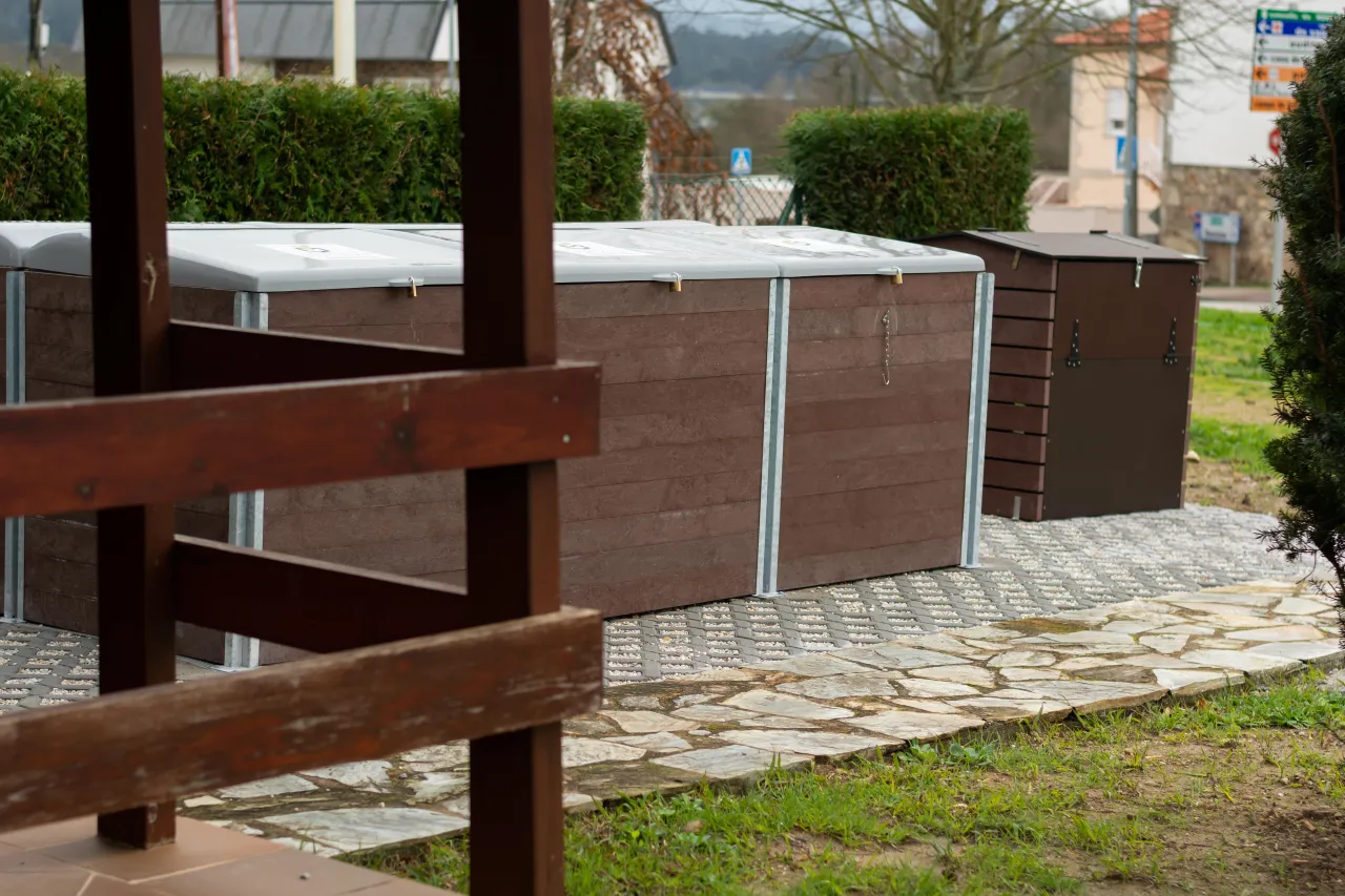 Nowoczesne pojemniki na śmieci w ogrodzie, kt&oacute;re pomagają jak ukryć kosz na śmieci w ogrodzie, dyskretnie wtapiając się w otoczenie.