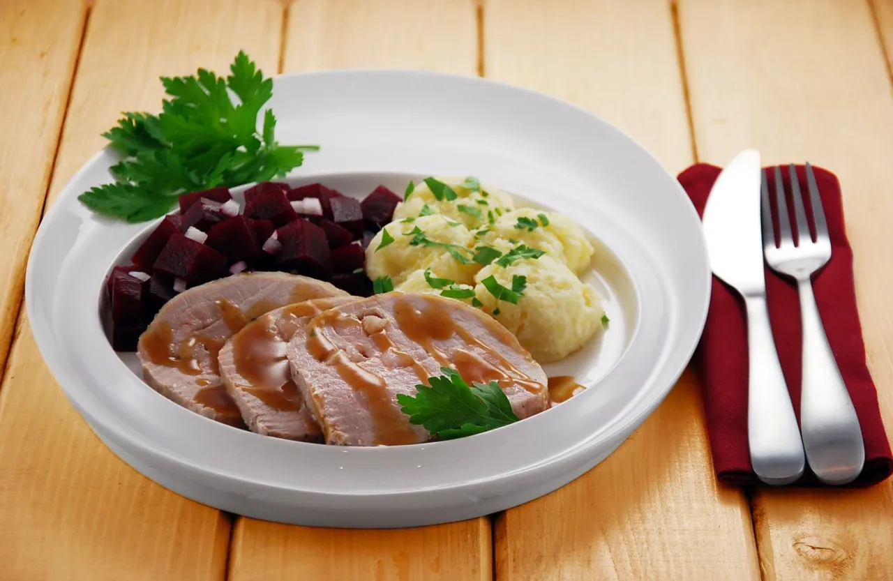 Schab na obiad: soczyste plastry schabu w sosie, puree ziemniaczane, buraczki i natka pietruszki.