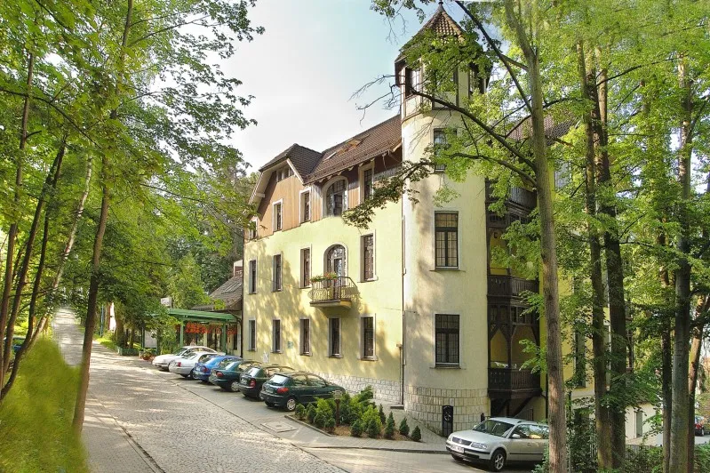 Sanatorium Zacisze Kudowa Zdrój budynek park