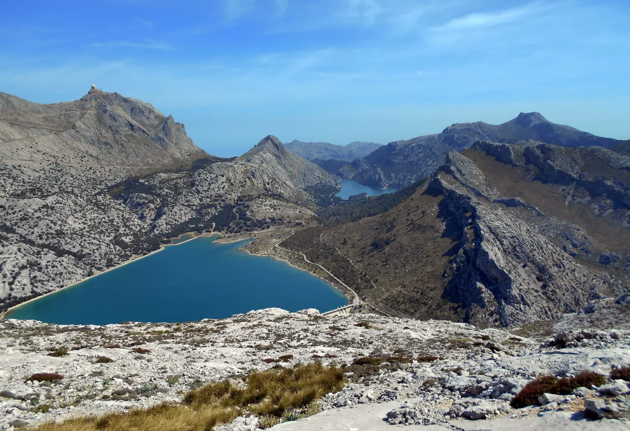 Gdzie leży Majorka? W g&oacute;rach Serra de Tramuntana, z widokiem na dwa jeziora i morze.