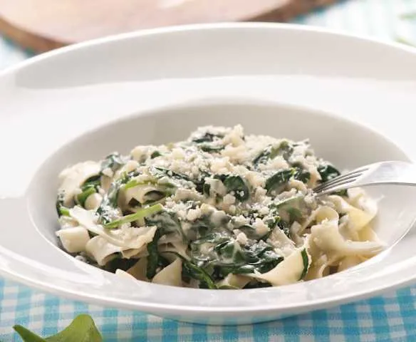 Makaron z sosem szpinakowym w misce