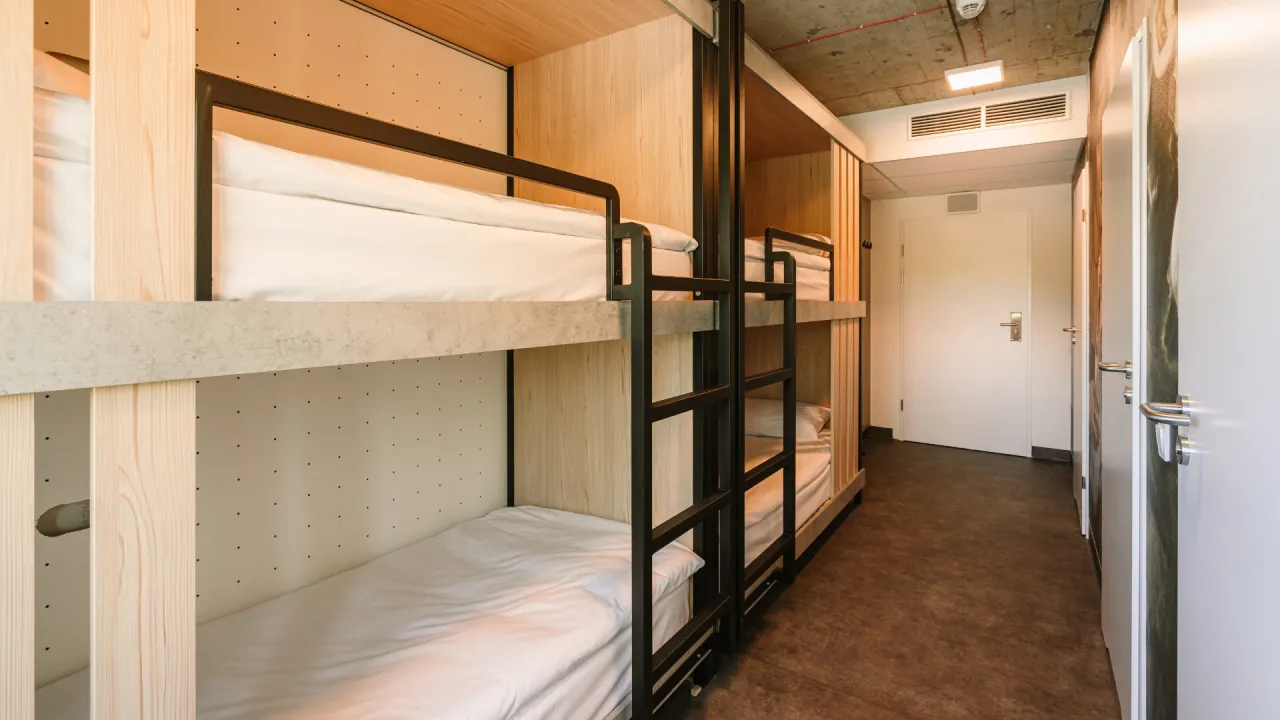 wnętrze hostelu pokój wieloosobowy z łóżkami piętrowymi