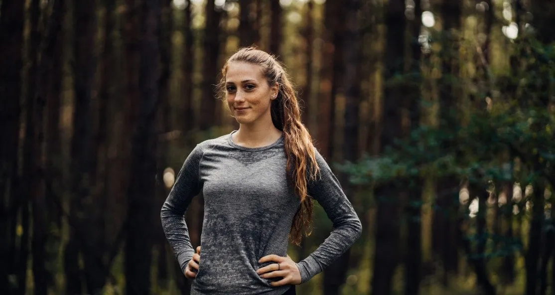 nastolatek w bieliźnie termoaktywnej biega