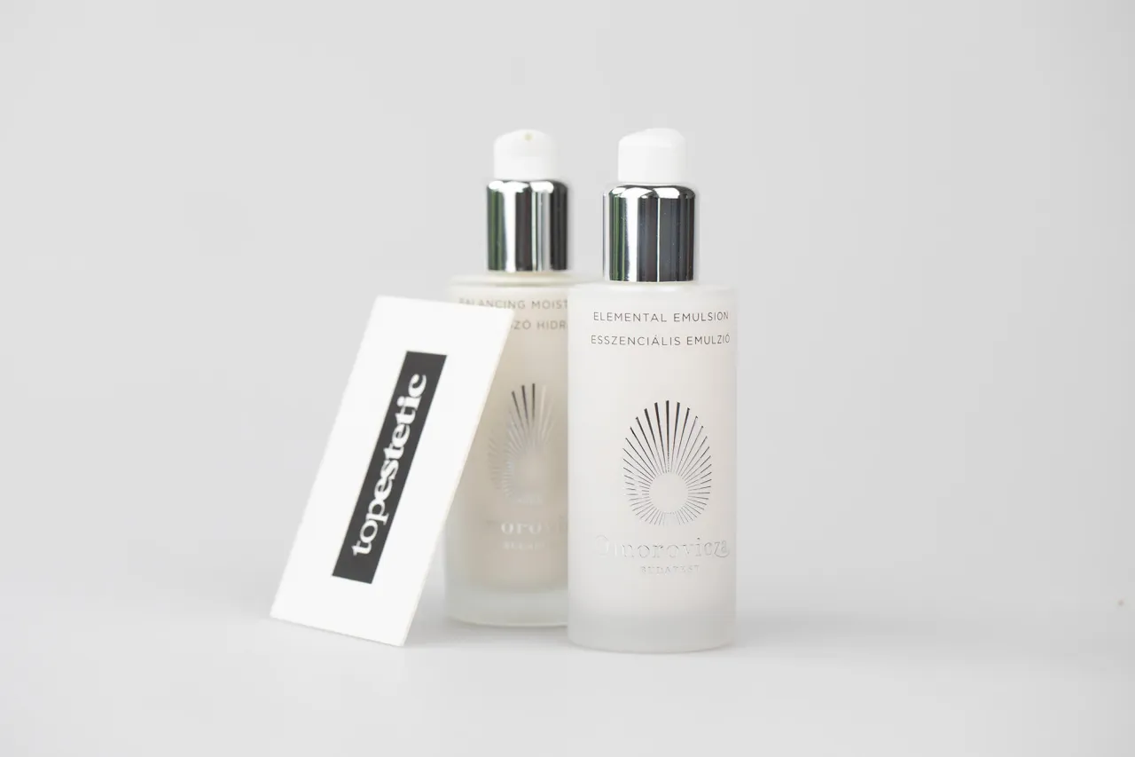 Szukasz pomysłu, co kupić na Węgrzech? Kosmetyki Omorovicza to luksusowy wyb&oacute;r. Dwie buteleczki emulsji na białym tle.