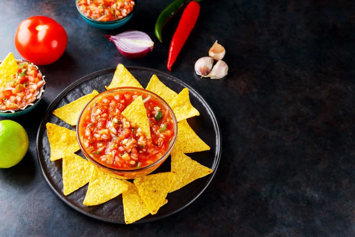 ingredientes frescos salsa de tomate nachos