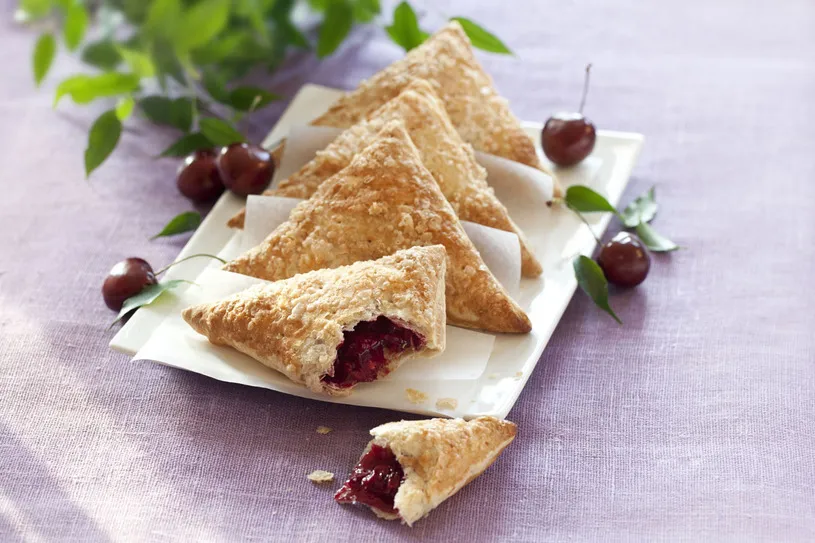 Ciastka francuskie z wiśniami na blasze przed pieczeniem