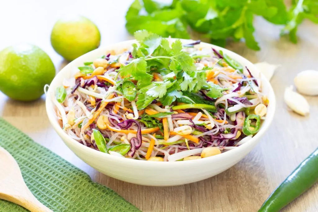 azjatycka sałatka z makaronem ryżowym i świeżymi warzywami