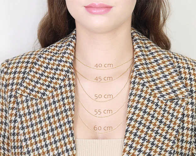 r&oacute;żne długości naszyjnik&oacute;w na modelce