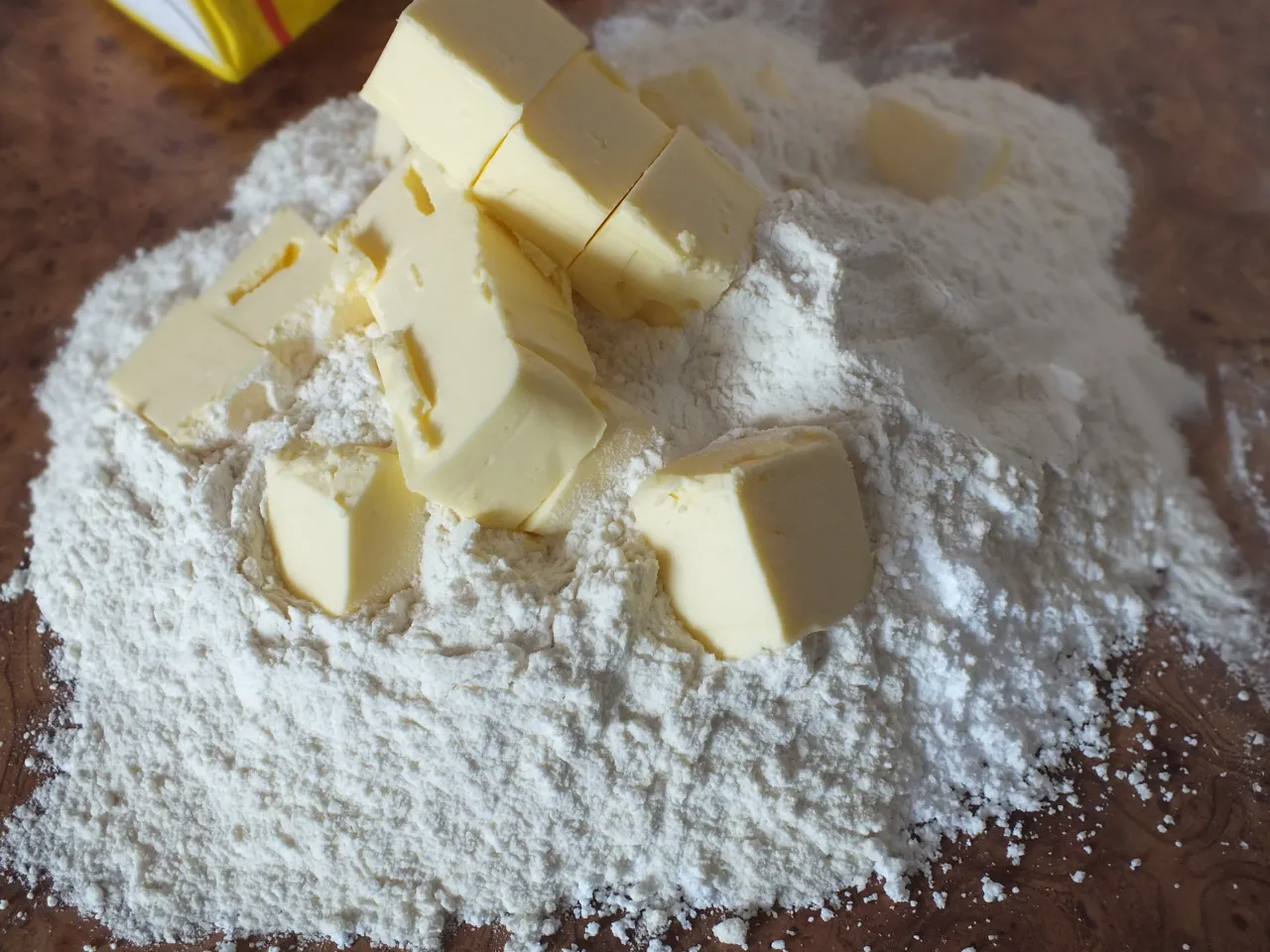 składniki na kruche ciasto masło mąka ż&oacute;łtka