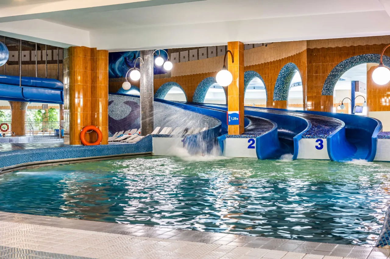 Park wodny Tropikana Mikołajki lub basen hotelowy dla dzieci
