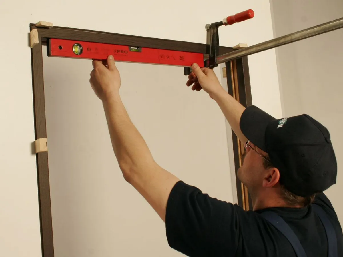 stare metalowe futryny w bloku