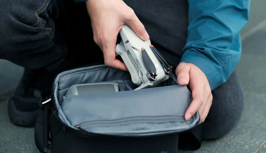 Dron w bagażu podręcznym na lotnisku