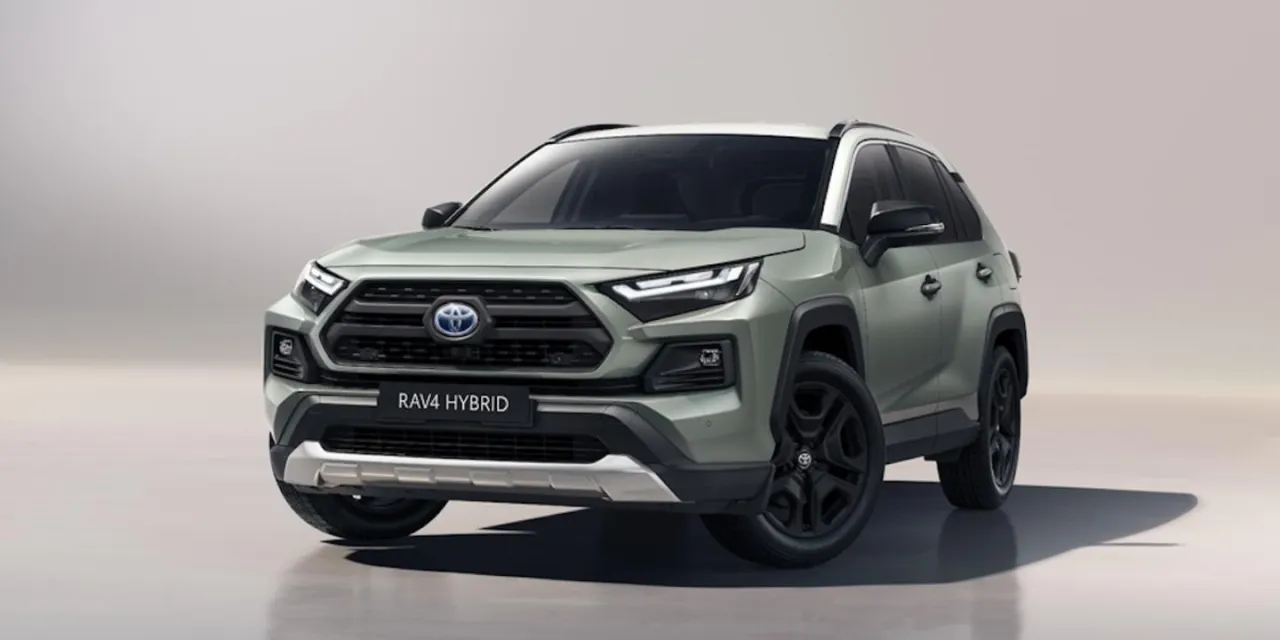 Toyota RAV4 V generacja na stacji paliw