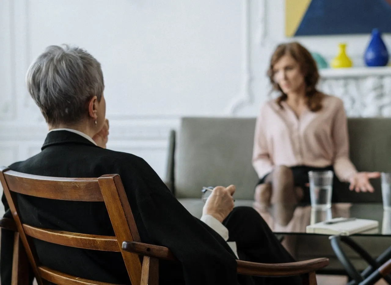 Osoba rozmawiająca z psychologiem, symbolizująca profesjonalne wsparcie