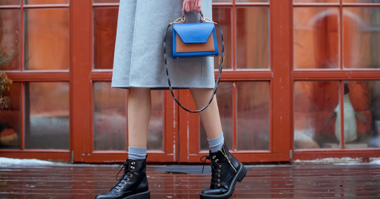 Modne skarpetki wystające z botk&oacute;w stylizacje