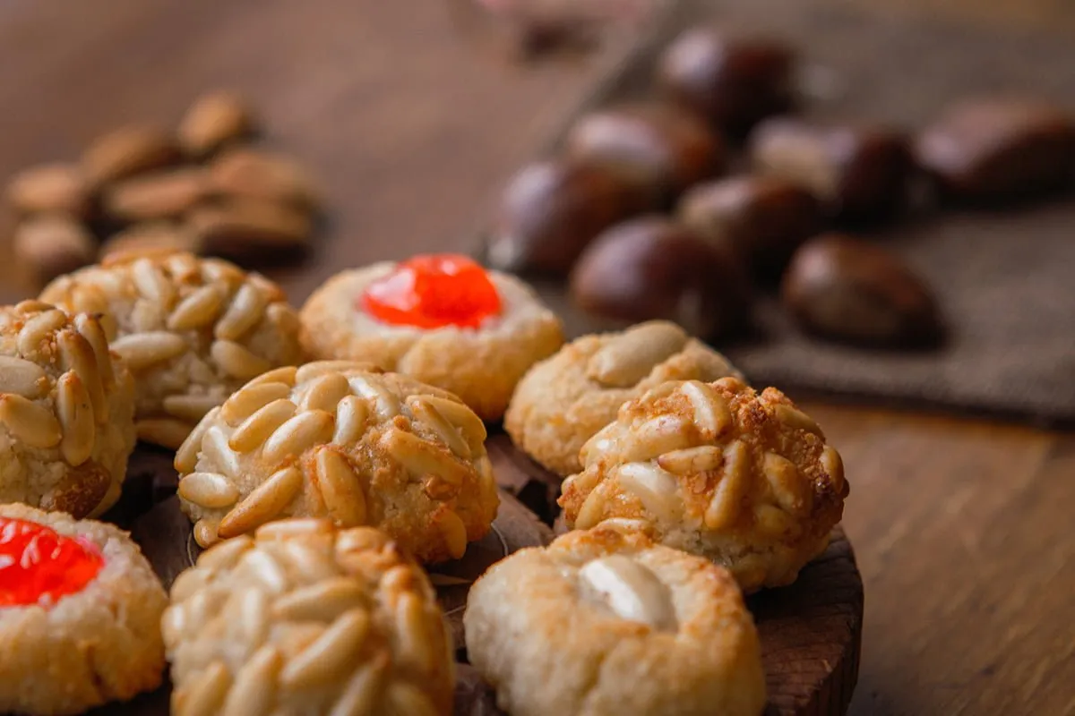 Pyszne ciasteczka z migdałami i orzeszkami pinii, idealne jako słodki upominek. Co warto przywieźć z Hiszpanii? Koniecznie takie lokalne słodkości!