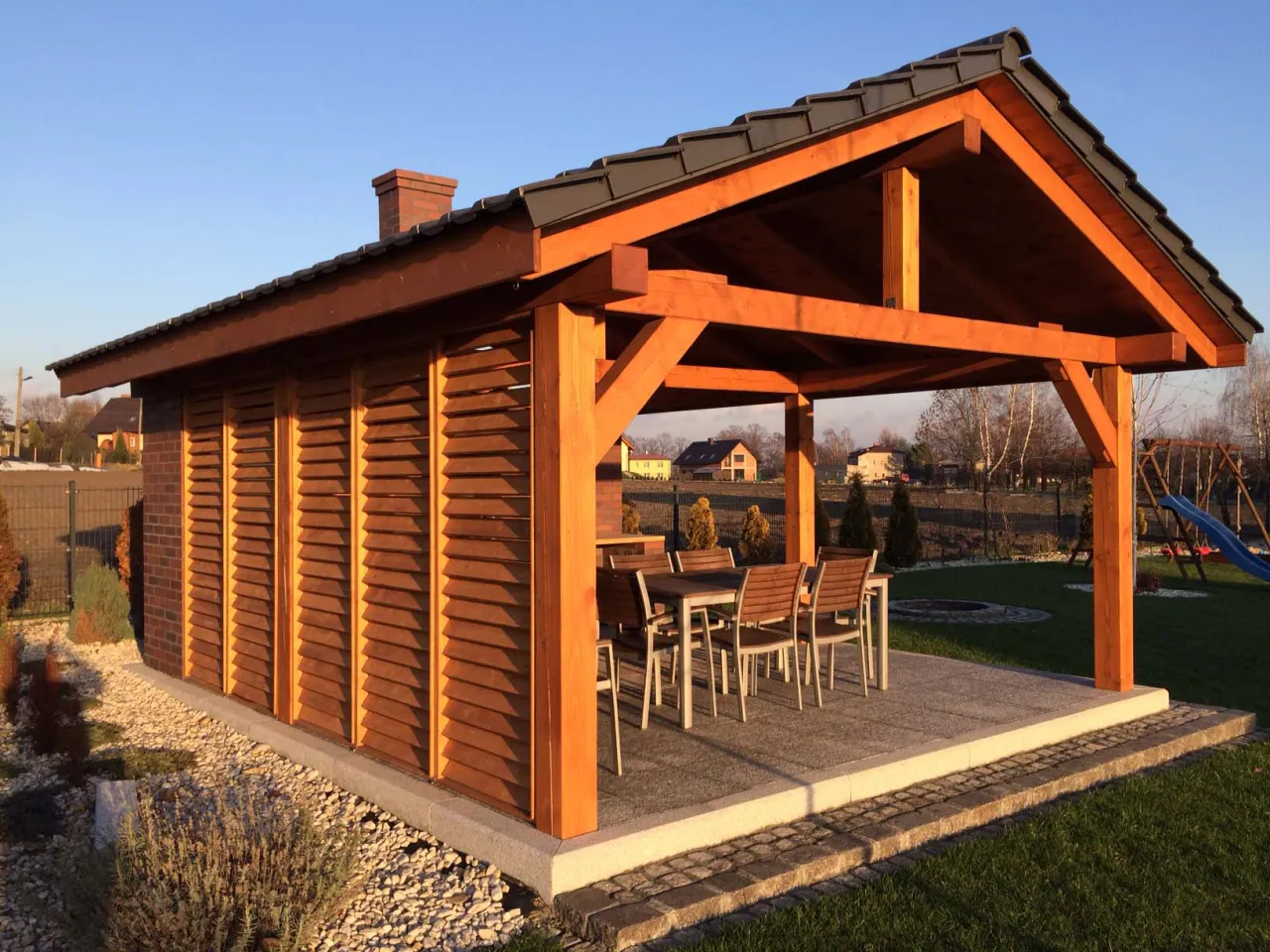 Drewniane żaluzje do altany inspiracje